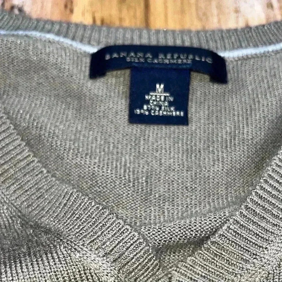 Banana Republic Mens Silk/Cashmere V-neck long sleeve pullover tan sweater - Picture 4 of 6